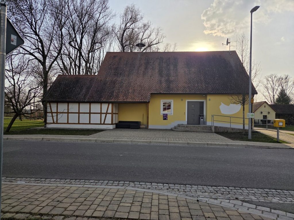 Das BJB-Heim in Kaubenheim, ein Fachwerkhaus mit gelbem Putz