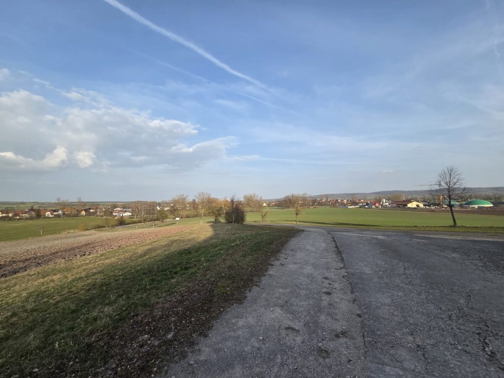 Panoramablick über Felder und Wiesen auf Kaubenheim im Aischtal